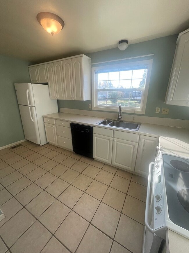 Building Photo - Charming 3 Bedroom Home Lebanon Home with Large Fenced Yard! **$500.00 Off First Full Month's Ren...