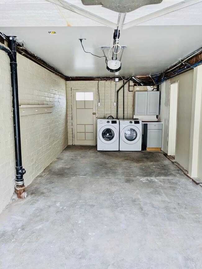 Building Photo - 1 Bedroom Beach Cottage in Coveted Corona Del Mar!