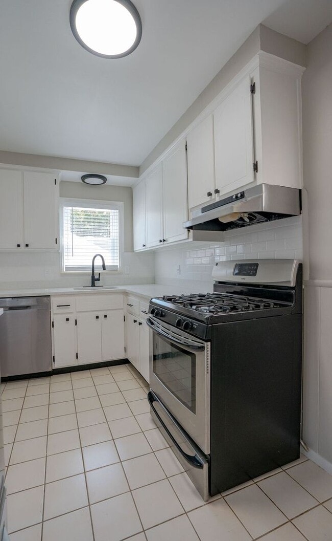 Building Photo - 3 Bedroom Ranch - $2650