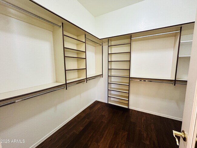 Building Photo - 2720 E Hazeltine Way