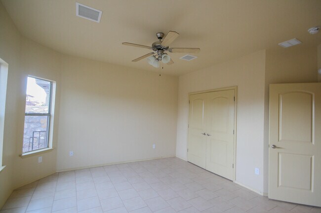 Building Photo - 5806 Redstone Rim Dr