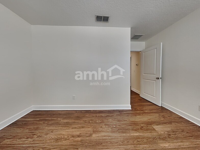 Building Photo - 8498 Highfield Ave