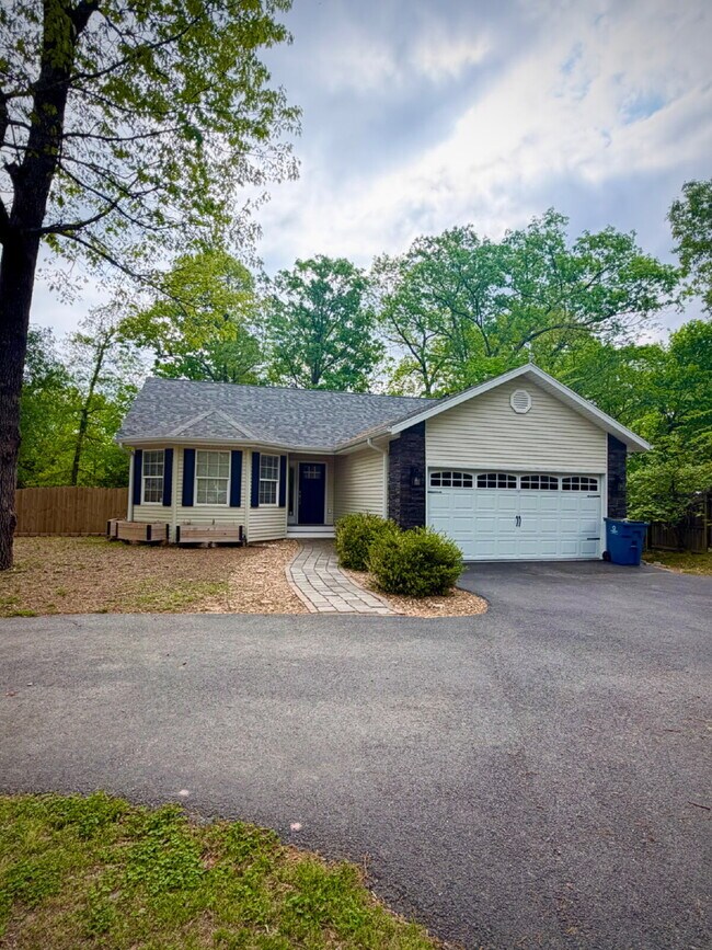 Building Photo - 1270 Skyview Dr