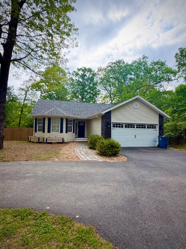 Building Photo - Backyard dream - Covered large patio and fully fenced in!!