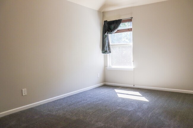 Building Photo - 1266 Coachman Way