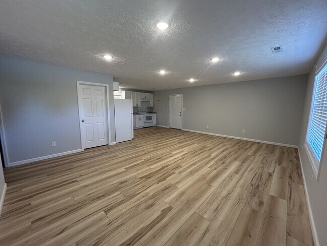 Building Photo - This charming 2-bedroom, 2-bath home is conveniently located directly across from East Elementary...