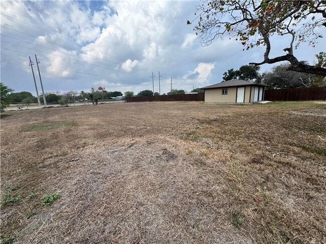 Building Photo - 3 bedroom 2 bath house in Calallen