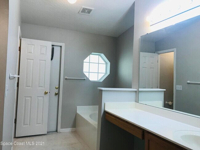 Building Photo - 2205 Myla Ln
