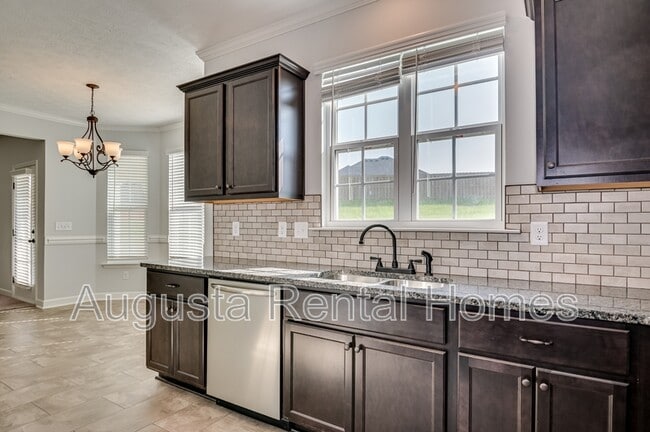 Building Photo - 638 Jensen Ln