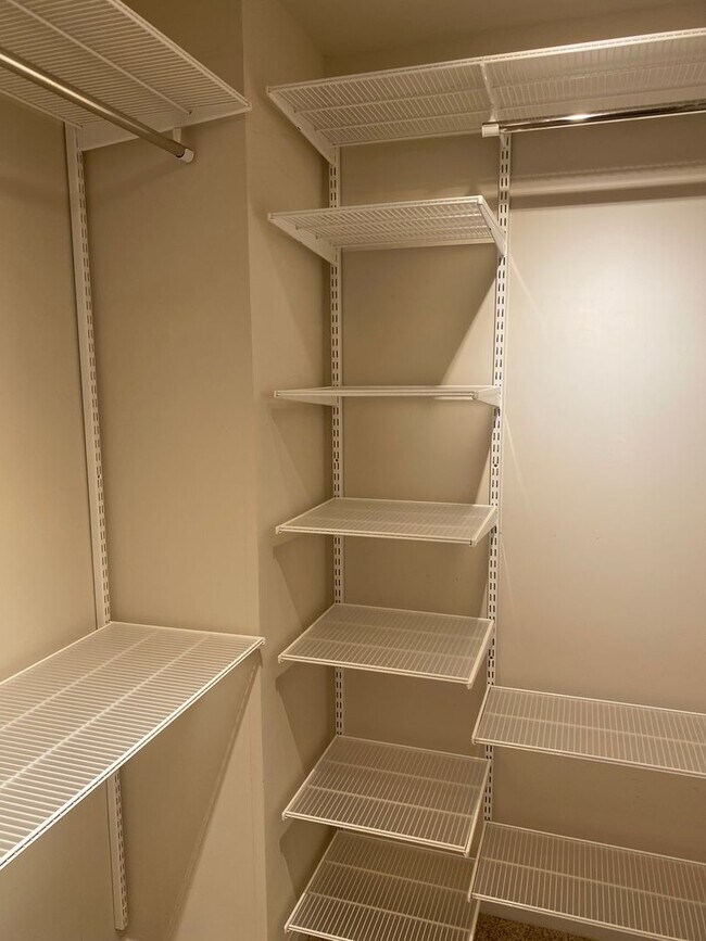 Building Photo - -- AVAILABLE MAY 8TH -- 3 BR / 3.5 BA End Unit Townhome, Available May 8th!