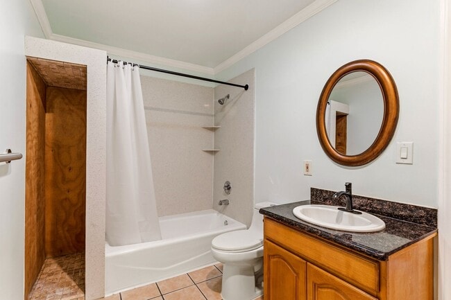 Building Photo - Newly Remodeled 4-Bedroom Oakland Duplex with Gated Parking