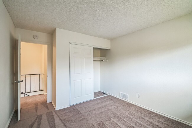 Building Photo - Newly Updated - Spacious Three Bedroom Condo