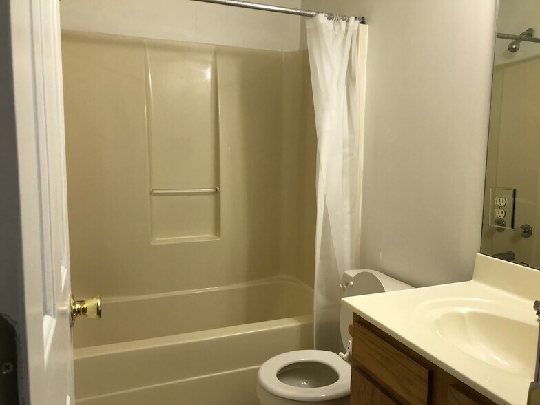 Building Photo - 304 Oriole Dr