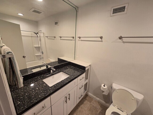 Building Photo - Beautiful 4 Bedroom Home