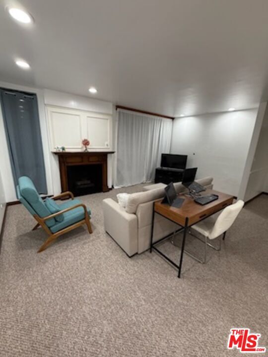 Building Photo - 906 N Doheny Dr