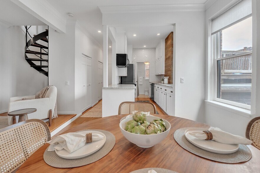 Building Photo - 17 Cazenove St