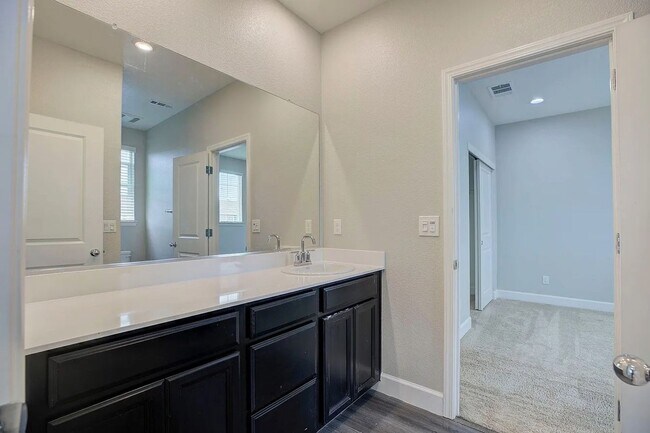 Building Photo - 1606 Lion St