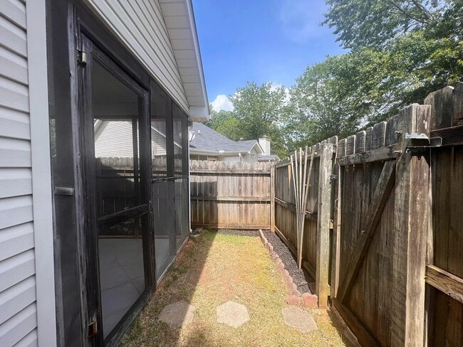 Building Photo - 105 Woodglen Dr