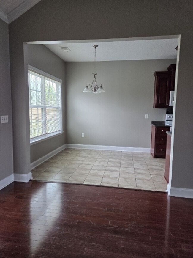 Building Photo - Beautiful home in a very quiet neighborhood