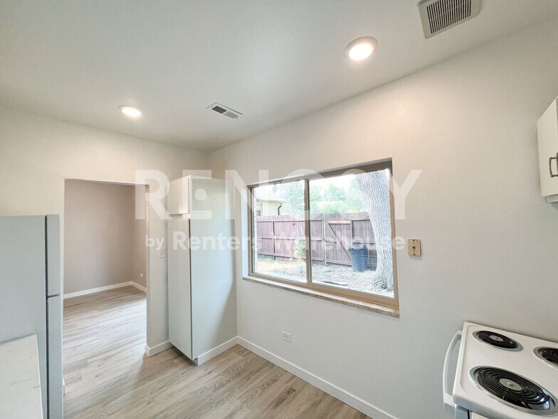Building Photo - 4192 W Pondview Dr