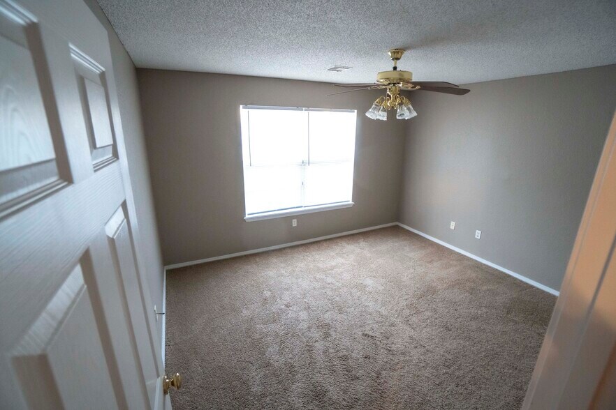 Building Photo - 1172 S Pepper Tree Ln