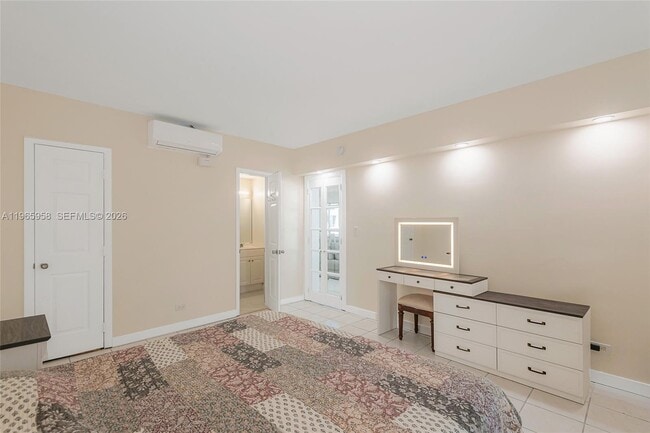 Building Photo - 1041 Hillsboro Mile