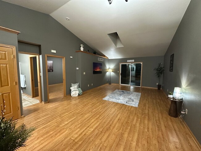 Building Photo - 3 Bed, 2 Bath Condo for Rent in Evansdale, Ia