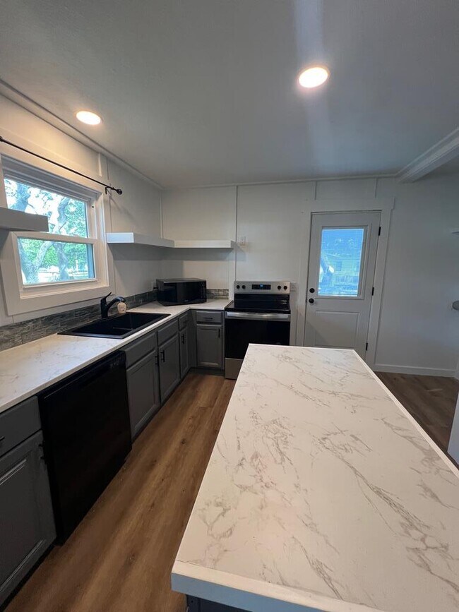 Building Photo - 496 Ave A