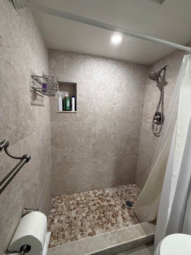 Building Photo - 2507 Canterbury Dr N