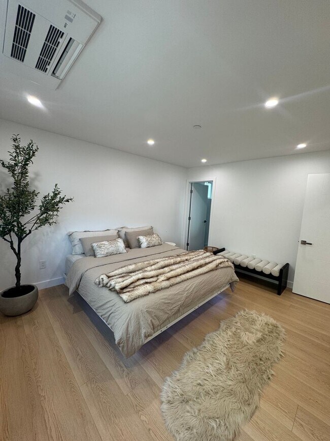 Building Photo - Spacious 1000 Sq. Ft. Single-Floor Back AD...