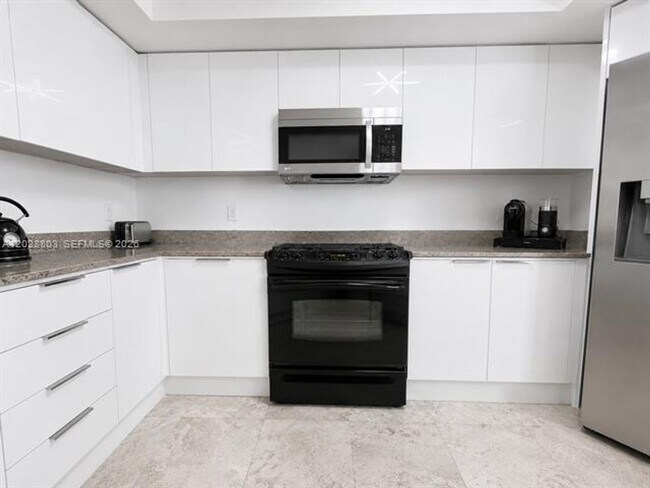 Building Photo - 16699 Collins Ave