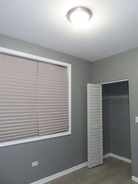 Building Photo - 951 W 51st St