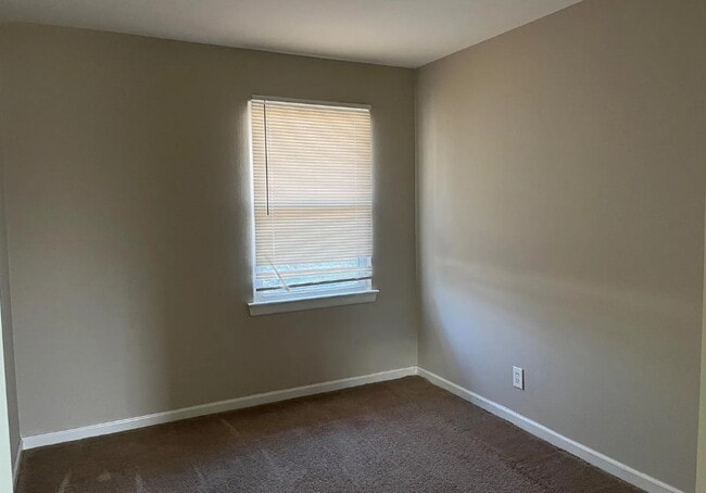 Building Photo - 6910 Noble Dr