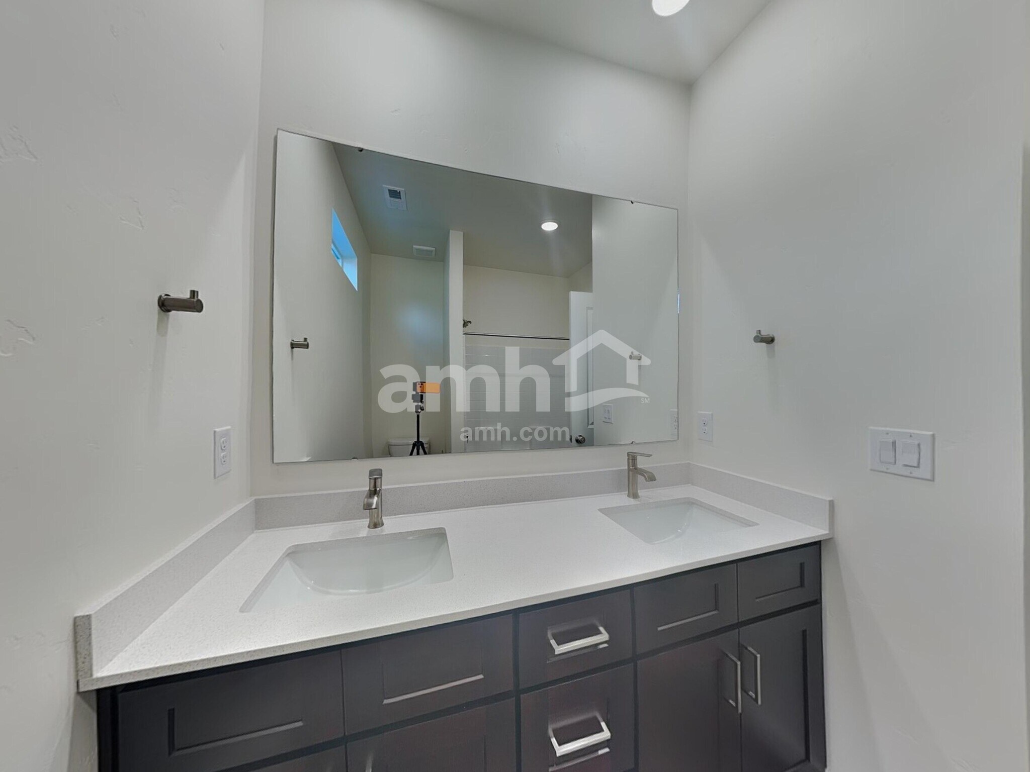 Building Photo - 1487 N Barkvine Ave