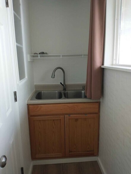 Building Photo - 420 N Tamarack St