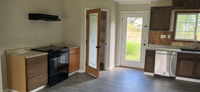 Building Photo - 4 Bedroom, 2 Bathroom Home w/ Bonus Room