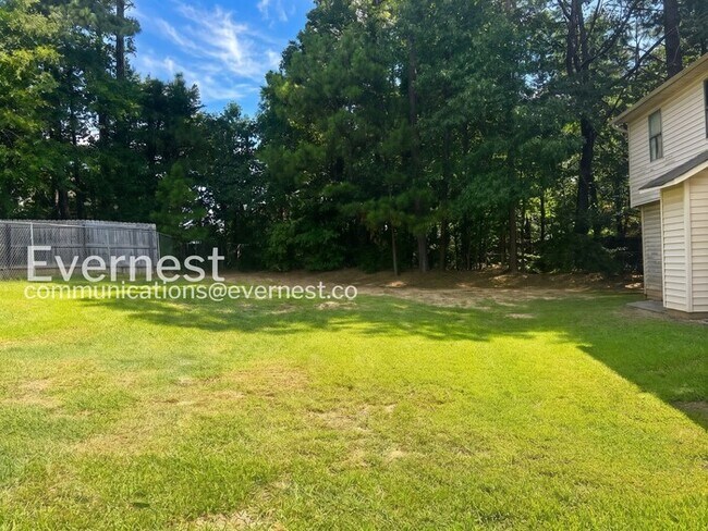 Building Photo - 2 Bed/2.5 Bath Town Home with Off-Street Parking / Available Soon!