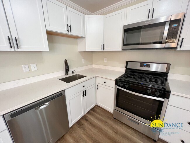 Building Photo - Stunning 3 Bedroom Home in Fort Walton Beach!s