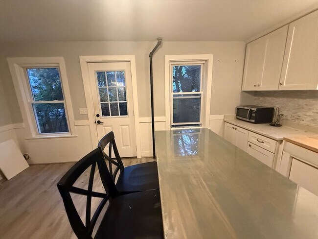 Building Photo - 10 Cushman St