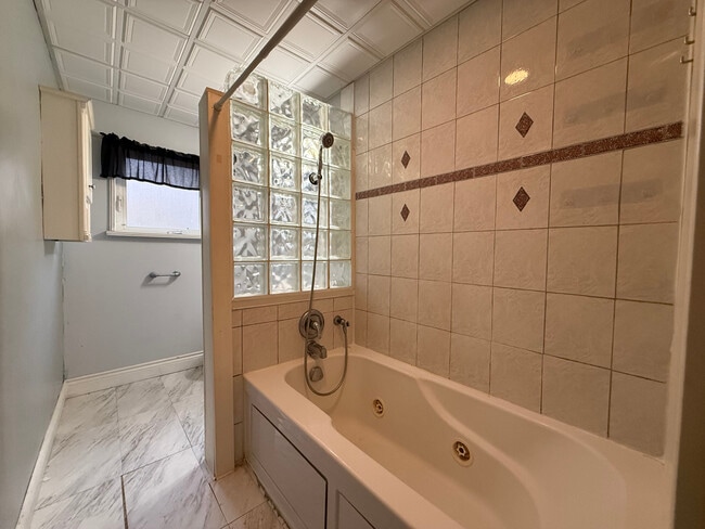 Building Photo - 1706 Mary St