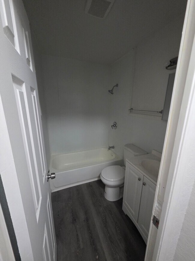 Building Photo - Beautiful 4bd/1bth