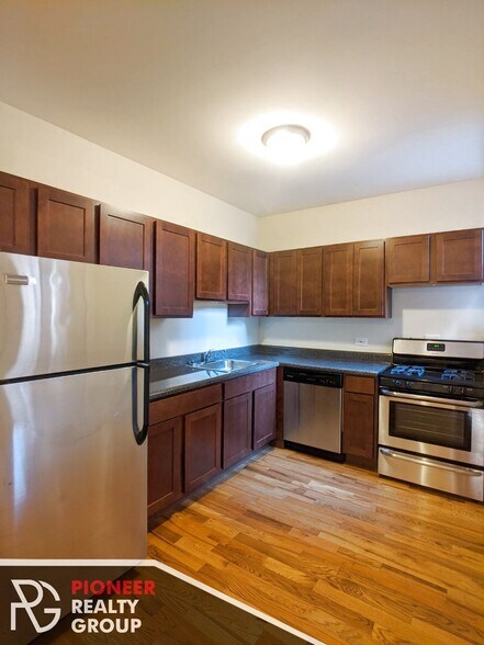 Building Photo - 630 W Cornelia Ave