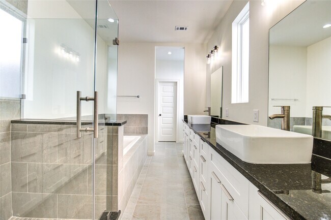 Building Photo - 2930 El Fenice Ln