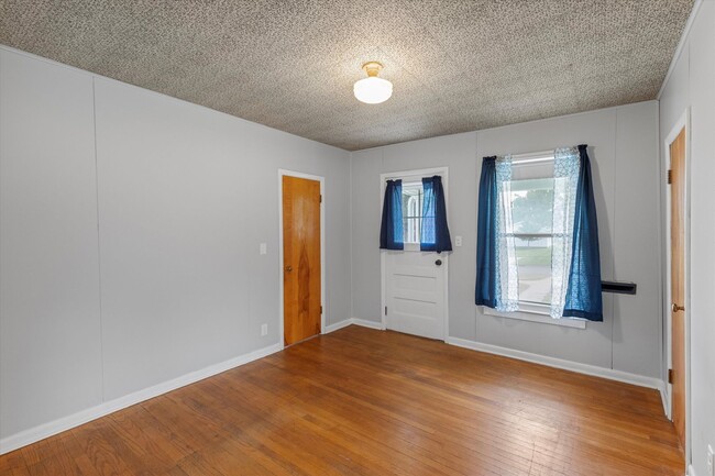 Building Photo - Home For Rent Papillion