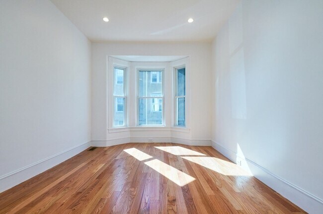 Building Photo - 221 White St