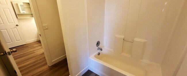 Building Photo - 2602 E Southgate Ave