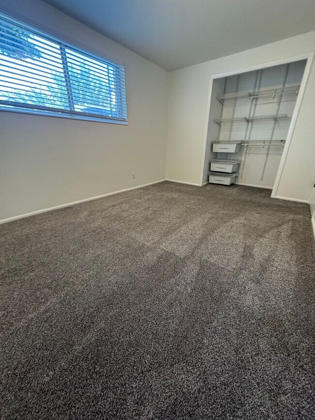 Building Photo - Beautiful home for rent in Murray!