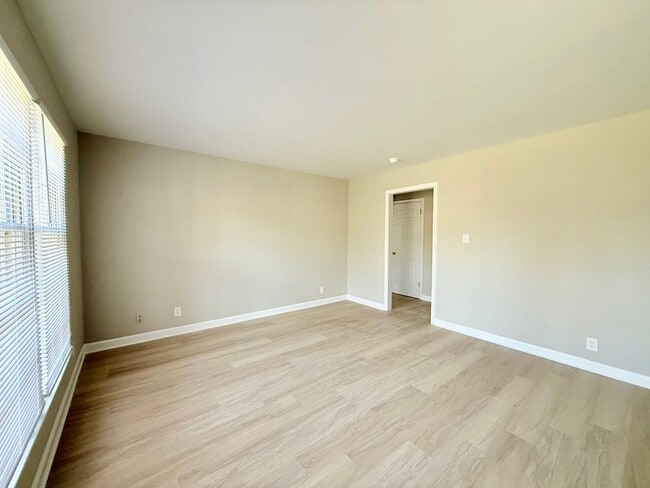 Building Photo - 3819 Rosehaven Dr