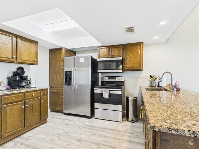 Building Photo - 121 Comanche Dr