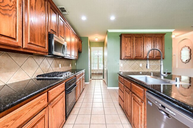 Building Photo - 5 Bedroom Home with Brand-New Carpet in Grayhawk | 3-Car Garage | Frisco ISD | Game Room